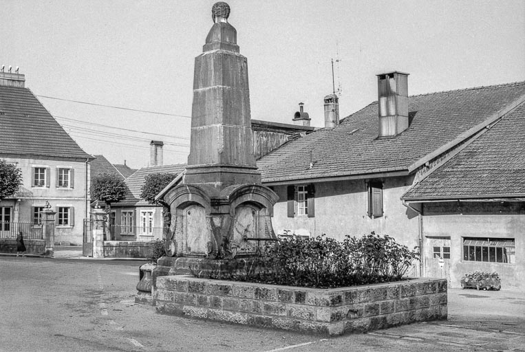 Vue de trois quarts arrière. © Gilbert Poinsot / Région Bourgogne-Franche-Comté, Inventaire du patrimoine - 1975