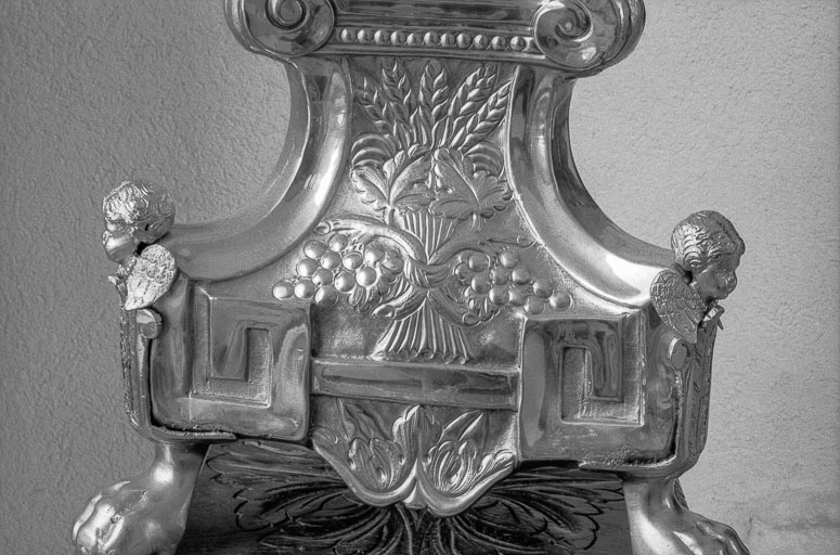 Détail du pied : gerbes de blé et pampres. © Yves Sancey / Région Bourgogne-Franche-Comté, Inventaire du patrimoine - 1975