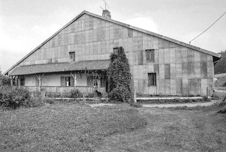 Façade antérieure vue de face. © Gilbert Poinsot / Région Bourgogne-Franche-Comté, Inventaire du patrimoine - 1975