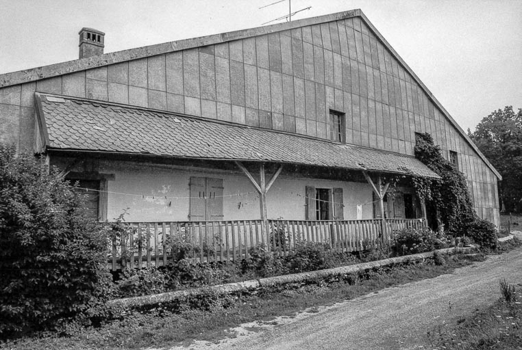 Façade antérieure vue de trois quarts gauche. © Gilbert Poinsot / Région Bourgogne-Franche-Comté, Inventaire du patrimoine - 1975