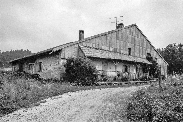 Vue de trois quarts gauche. © Gilbert Poinsot / Région Bourgogne-Franche-Comté, Inventaire du patrimoine - 1975