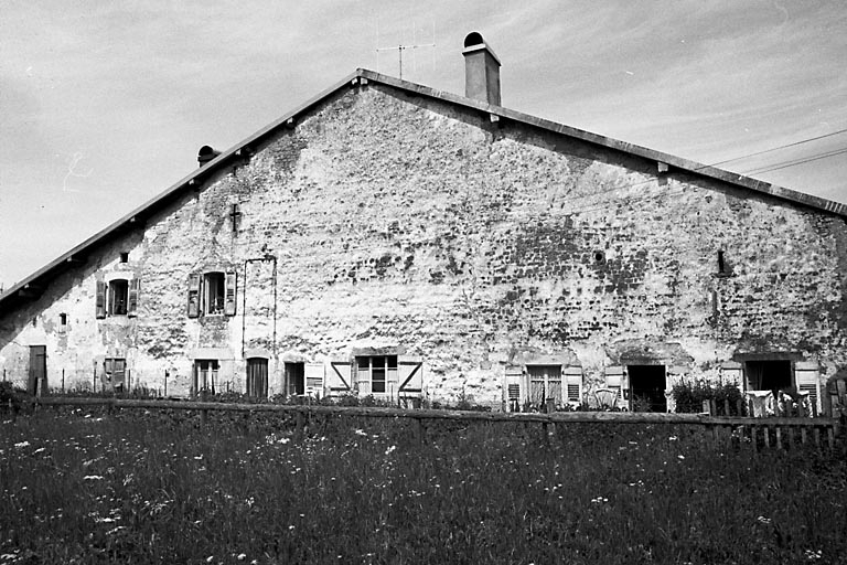 Façade antérieure. © Gilbert Poinsot / Région Bourgogne-Franche-Comté, Inventaire du patrimoine - 1975