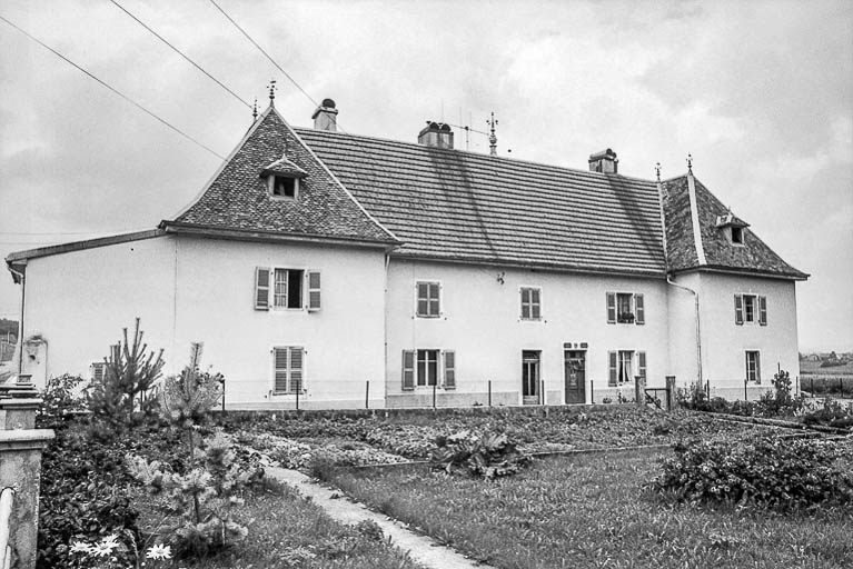 Façade de la partie d'habitation traitée en façade de "château". © Gilbert Poinsot / Région Bourgogne-Franche-Comté, Inventaire du patrimoine - 1975
