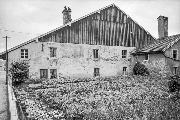 Façade antérieure et jardin. © Gilbert Poinsot / Région Bourgogne-Franche-Comté, Inventaire du patrimoine - 1975
