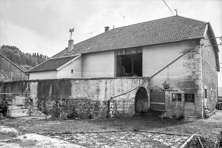 Ferme cadastrée 1962 E 281 bis : façade latérale droite. © Gilbert Poinsot / Région Bourgogne-Franche-Comté, Inventaire du patrimoine - 1975