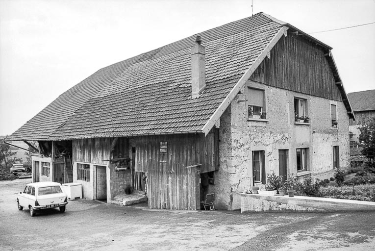 Ferme cadastrée 1962 E 107 : façade antérieure et latérale gauche. © Gilbert Poinsot / Région Bourgogne-Franche-Comté, Inventaire du patrimoine - 1975