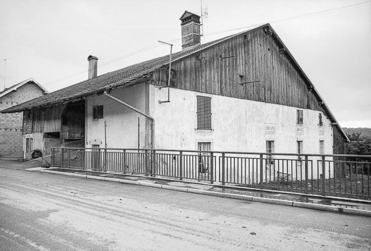 Ferme cadastrée 1962 E 106, 346-347 : façade antérieure et latérale gauche. © Gilbert Poinsot / Région Bourgogne-Franche-Comté, Inventaire du patrimoine - 1975