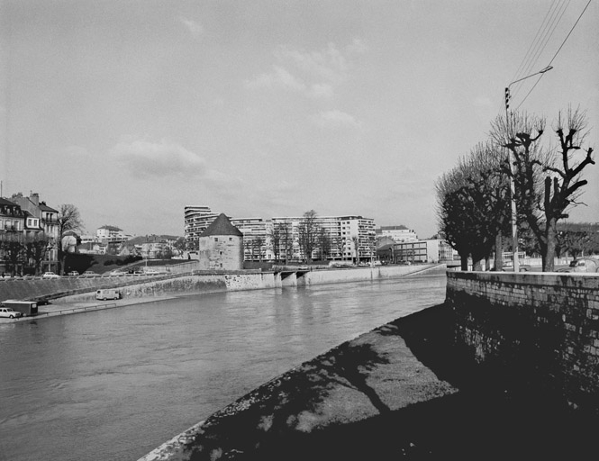 Vue d'ensemble de la rive droite vers la tour de la Pelote (rampe d'accès au port de Strasbourg et débouché du ruisseau de la Mouillère), depuis le bastion du Saint-Esprit (rive gauche en aval), en 1975. © Yves Sancey / Région Bourgogne-Franche-Comté, Inventaire du patrimoine, 1975 - 1975 Vue d'ensemble de la rive droite vers la tour de la Pelote (rampe d'accès au port de Strasbourg et débouché du ruisseau de la Mouillère), depuis le bastion du Saint-Esprit (rive gauche en aval), en 1975. © Yves Sancey / Région Bourgogne-Franche-Comté, Inventaire du patrimoine, 1975 - 1975