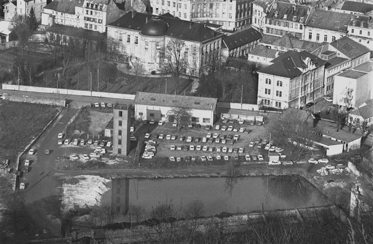 Vue d'ensemble rapprochée de la gare d'eau de Chamars (cadrage horizontal), depuis le fort de Chaudanne, en 1975. © Yves Sancey / Région Bourgogne-Franche-Comté, Inventaire du patrimoine, 1975 - 1975
