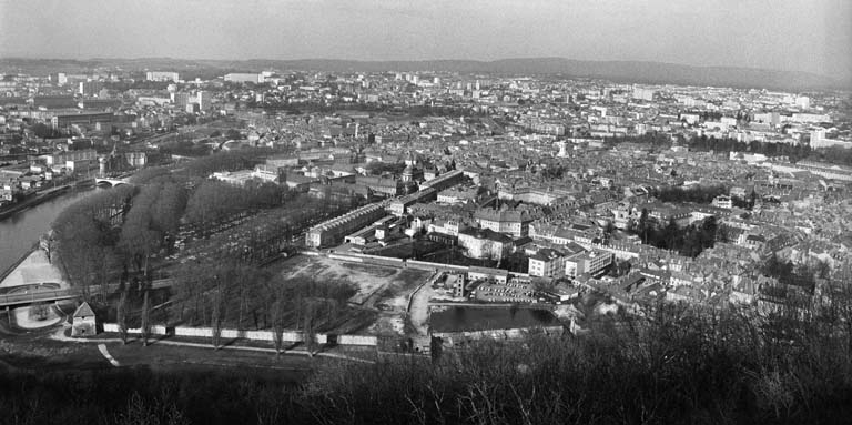 Vue d'ensemble du nord-ouest de Besançon et du port de Chamars depuis le fort de Chaudanne, en 1975. © Yves Sancey / Région Bourgogne-Franche-Comté, Inventaire du patrimoine, 1975 - 1975 Vue d'ensemble du nord-ouest de Besançon et du port de Chamars depuis le fort de Chaudanne, en 1975. © Yves Sancey / Région Bourgogne-Franche-Comté, Inventaire du patrimoine, 1975 - 1975