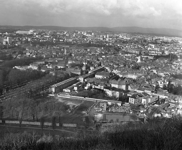 Vue d'ensemble du nord-ouest de Besançon depuis le fort de Chaudanne, en 1975. © Yves Sancey / Région Bourgogne-Franche-Comté, Inventaire du patrimoine, 1975 - 1975