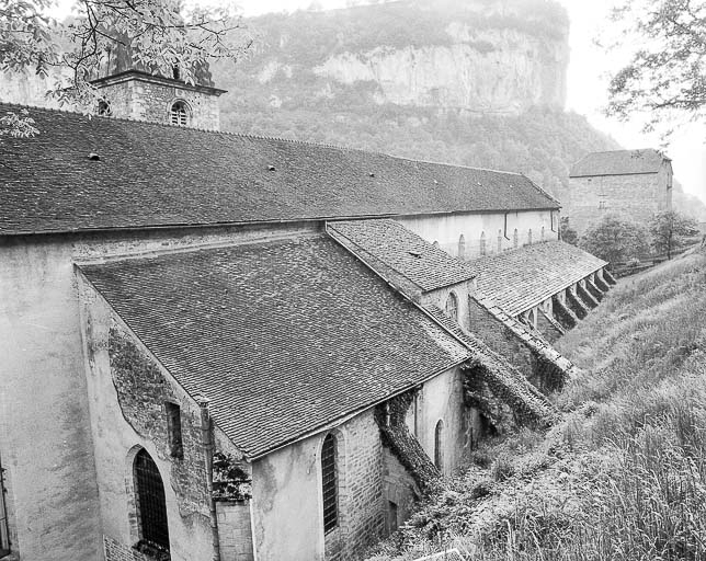 Abbatiale : vue du collatéral nord (extérieur). © Yves Sancey / Région Bourgogne-Franche-Comté, Inventaire du patrimoine - 1975