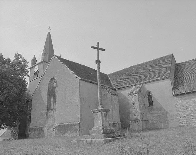 Façade latérale droite : transept et choeur, croix monumentale © Yves Sancey / Région Bourgogne-Franche-Comté, Inventaire du patrimoine - 1975