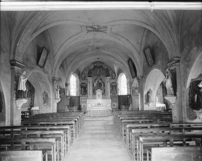 Vue de la nef et du choeur depuis l'entrée. © Yves Sancey / Région Bourgogne-Franche-Comté, Inventaire du patrimoine - 1975