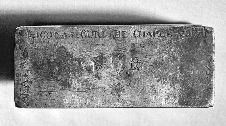 Détail : inscriptions et poinçons sur le fond de la boîte. © Yves Sancey / Région Bourgogne-Franche-Comté, Inventaire du patrimoine - 1975