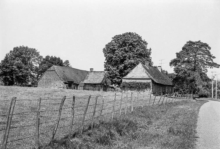 Vue d'ensemble depuis le sud en 1975. © Guy Forestier / Région Bourgogne-Franche-Comté, Inventaire du patrimoine - 1975