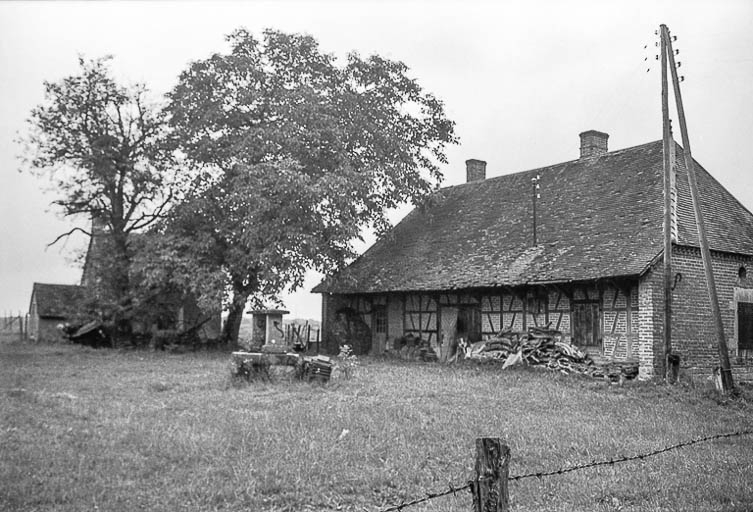 Façade antérieure du bâtiment d'habitation. © Guy Forestier / Région Bourgogne-Franche-Comté, Inventaire du patrimoine - 1975