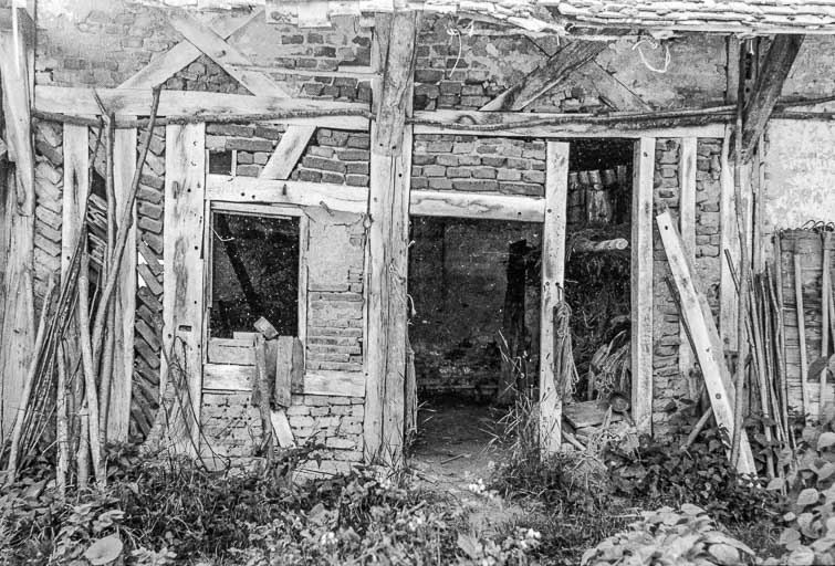 Ferme cadastrée 1956 A1 142-143 : détail de la porte. © Guy Forestier / Région Bourgogne-Franche-Comté, Inventaire du patrimoine - 1975
