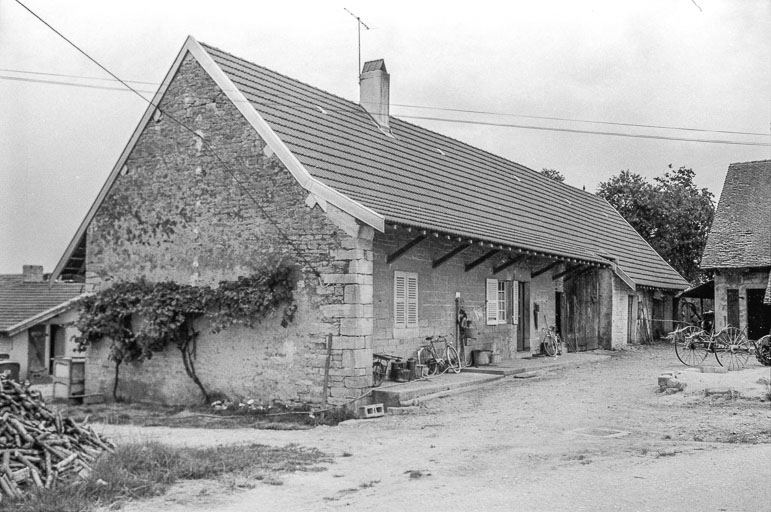 Façade antérieure vue de trois-quarts gauche. © Guy Forestier / Région Bourgogne-Franche-Comté, Inventaire du patrimoine - 1975