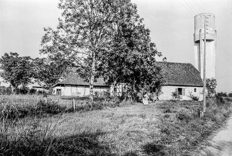 Ferme cadastrée 1969 AD 52  : façade postérieure. Le château d'eau est au fond, à droite. © Guy Forestier / Région Bourgogne-Franche-Comté, Inventaire du patrimoine - 1975