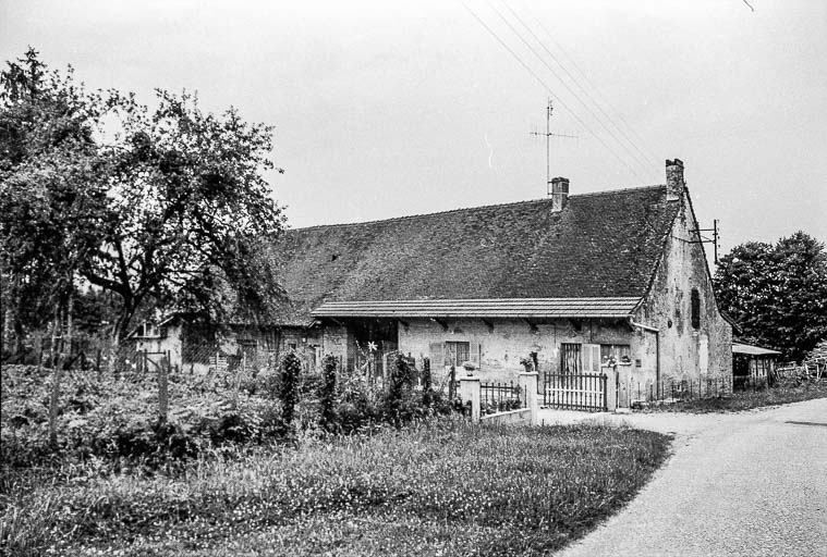 Ferme cadastrée 1969 AI 39  : façades antérieure et latérale droite. © Guy Forestier / Région Bourgogne-Franche-Comté, Inventaire du patrimoine - 1975