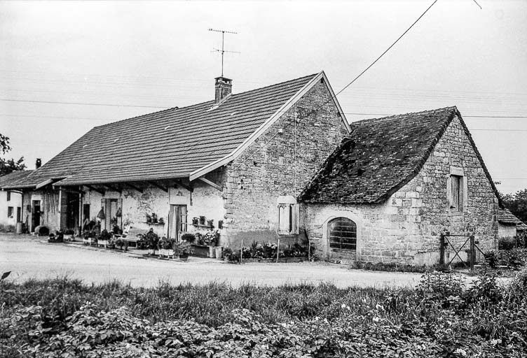 Ferme cadastrée 1969 AK 16  : façades antérieure et latérale droite. © Guy Forestier / Région Bourgogne-Franche-Comté, Inventaire du patrimoine - 1975