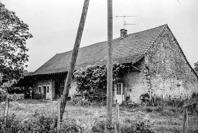 Ferme cadastrée 1969 AD 96  : façades antérieure et latérale droite. © Guy Forestier / Région Bourgogne-Franche-Comté, Inventaire du patrimoine - 1975
