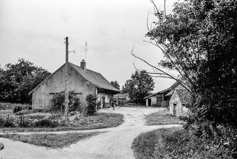 Ferme cadastrée 1969 AC 183  : vue d'ensemble. © Guy Forestier / Région Bourgogne-Franche-Comté, Inventaire du patrimoine - 1975