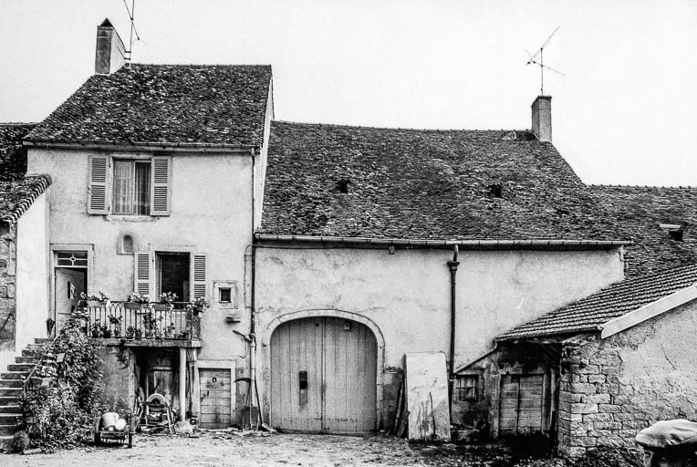 Ferme cadastrée 1964 AC 90 (droite) : façade antérieure. © Bernard Pontefract / Région Bourgogne-Franche-Comté, Inventaire du patrimoine - 1975