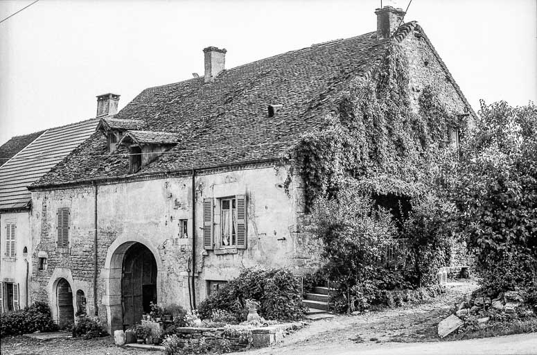 Ferme cadastrée 1964 AC 54 : façades antérieure et latérale droite. © Bernard Pontefract / Région Bourgogne-Franche-Comté, Inventaire du patrimoine - 1975