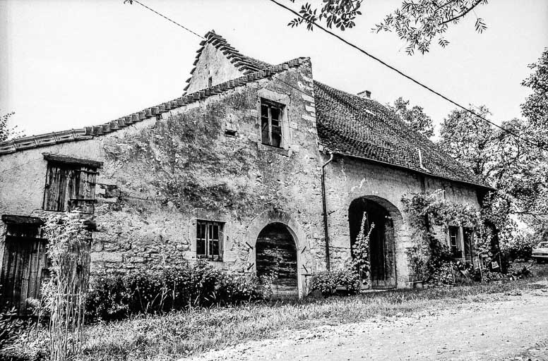 Ferme cadastrée 1964 AC 48 : vue d'ensemble. © Bernard Pontefract / Région Bourgogne-Franche-Comté, Inventaire du patrimoine - 1975