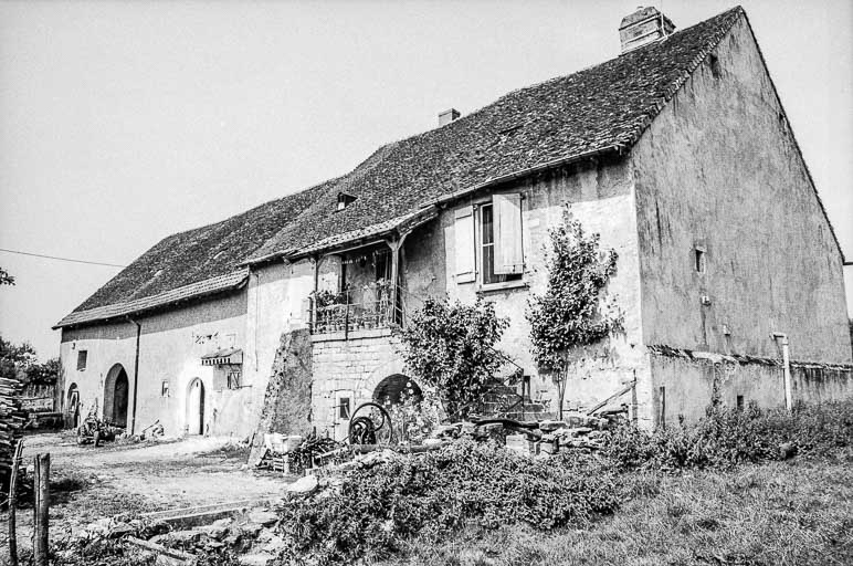 Vue de trois-quarts droit. © Bernard Pontefract / Région Bourgogne-Franche-Comté, Inventaire du patrimoine - 1975