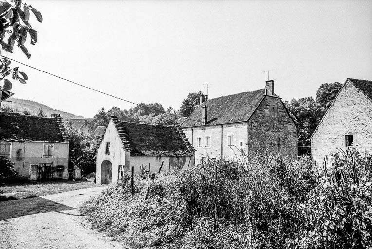 Maison cadastrée 1964 AC 182 : vue d'ensemble. © Bernard Pontefract / Région Bourgogne-Franche-Comté, Inventaire du patrimoine - 1975