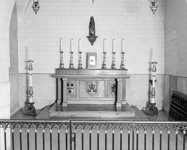Autel de la chapelle gauche : vue d'ensemble. © Yves Sancey / Région Bourgogne-Franche-Comté, Inventaire du patrimoine - 1975