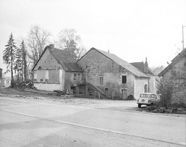 Ferme située au lieudit Montchauvrot, cadastrée 1959 AC 94 : vue de trois quarts droit, prise au cours des travaux routiers de l'hiver 1974-1975. © Yves Sancey / Région Bourgogne-Franche-Comté, Inventaire du patrimoine - 1975