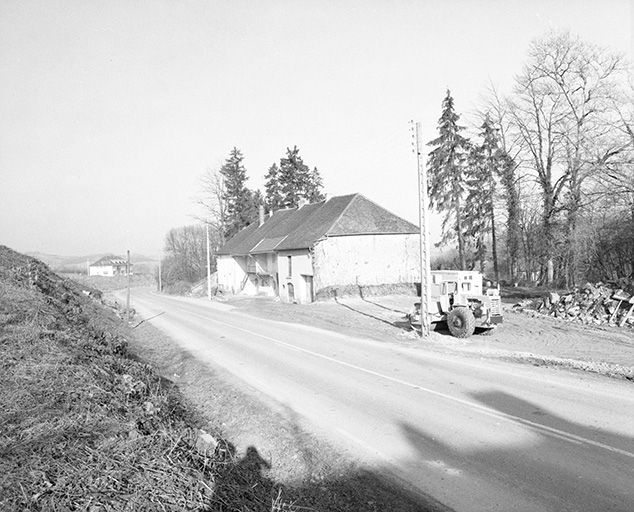Fermes situées au lieudit Montchauvrot, cadastrée 1959 AC 86, 87, 88 et 90 : vue de trois quarts droit. © Yves Sancey / Région Bourgogne-Franche-Comté, Inventaire du patrimoine - 1975
