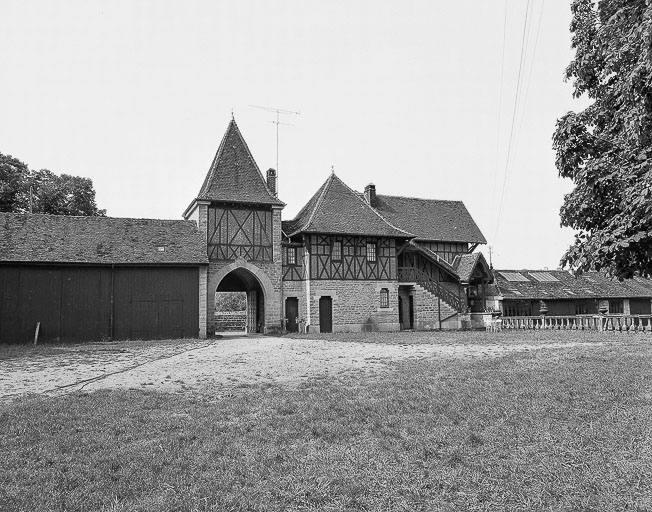 Bâtiment d'entrée : façade nord. © Yves Sancey / Région Bourgogne-Franche-Comté, Inventaire du patrimoine - 1975
