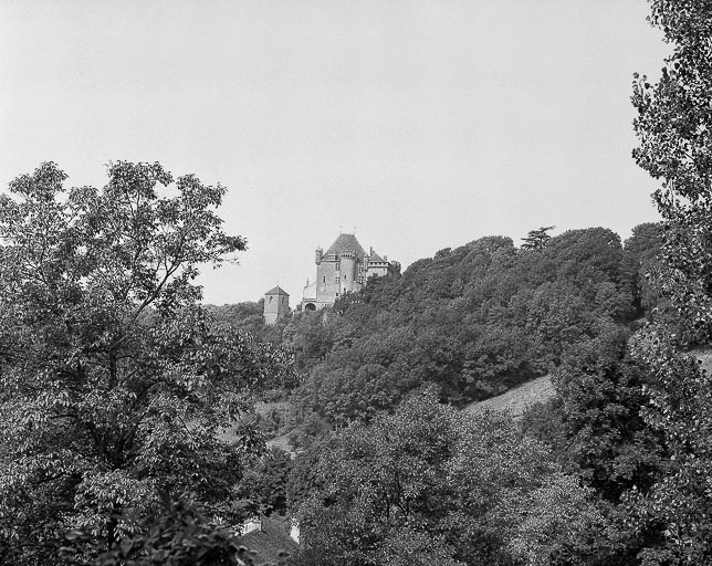 Château fort vu depuis le sud. © Yves Sancey / Région Bourgogne-Franche-Comté, Inventaire du patrimoine - 1975
