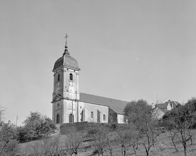 Façade latérale droite et clocher. © Yves Sancey / Région Bourgogne-Franche-Comté, Inventaire du patrimoine - 1975