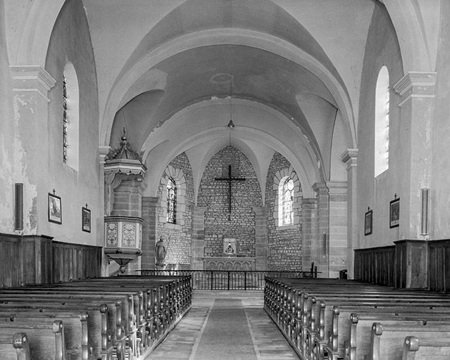 Vue de la nef et du choeur. © Yves Sancey / Région Bourgogne-Franche-Comté, Inventaire du patrimoine - 1975