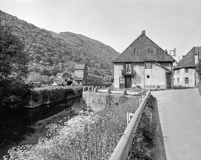 L'usine et le canal. © Bernard Lardière / Région Bourgogne-Franche-Comté, Inventaire du patrimoine - 1976