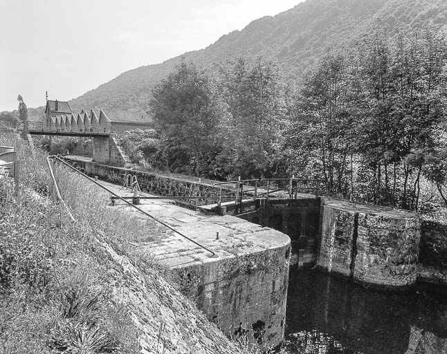 Vue de l'usine depuis l'écluse. © Bernard Lardière / Région Bourgogne-Franche-Comté, Inventaire du patrimoine - 1976