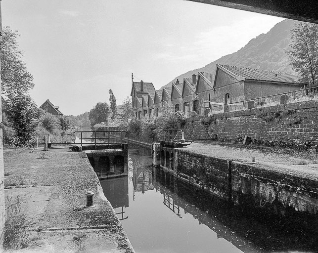 Ecluse et usine. © Bernard Lardière / Région Bourgogne-Franche-Comté, Inventaire du patrimoine - 1976