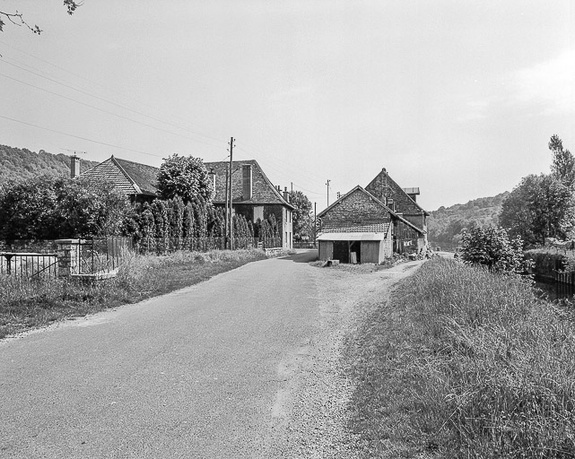 Chemin de halage le long du canal du Rhône au Rhin. © Bernard Lardière / Région Bourgogne-Franche-Comté, Inventaire du patrimoine - 1976