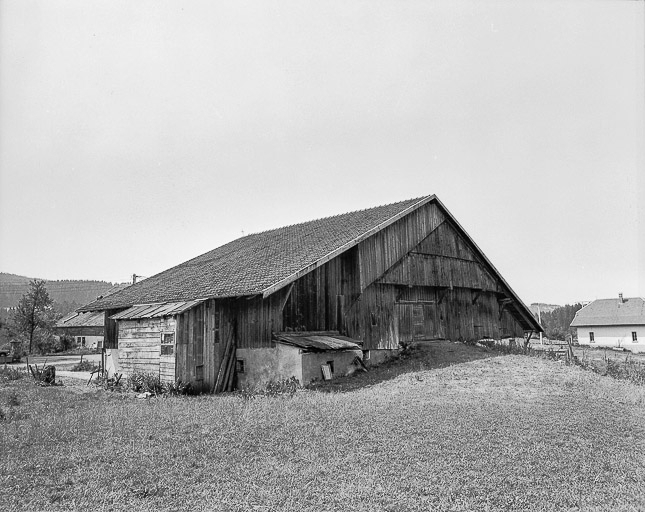 Ferme située au lieu-dit Colombière, cadastrée AB 75 : façade postérieure. © Dominique Humbert / Région Bourgogne-Franche-Comté, Inventaire du patrimoine - 1976