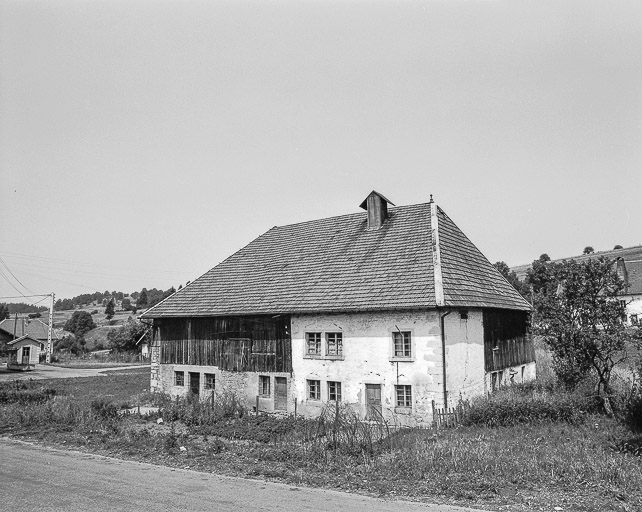 Ferme située au lieu-dit Colombière, cadastrée AB 73 : façades antérieure et latérale droite. © Dominique Humbert / Région Bourgogne-Franche-Comté, Inventaire du patrimoine - 1976