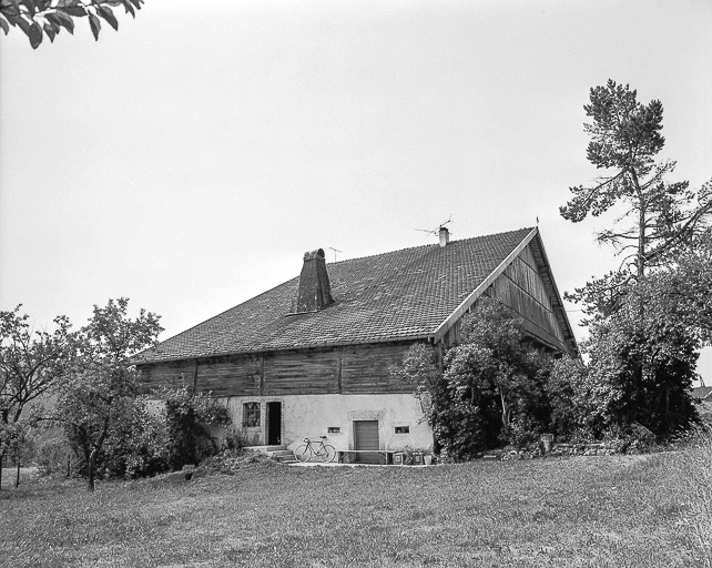 Ferme située au lieu-dit Colombière, cadastrée AB 82 : façade latérale droite. © Dominique Humbert / Région Bourgogne-Franche-Comté, Inventaire du patrimoine - 1976