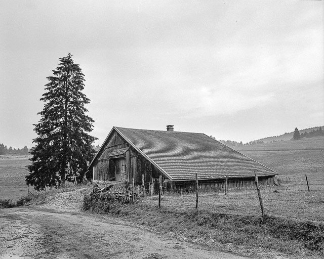 Ferme située au lieu-dit Remonot, cadastrée AC 44 : façades postérieure et latérale gauche. © Dominique Humbert / Région Bourgogne-Franche-Comté, Inventaire du patrimoine - 1976