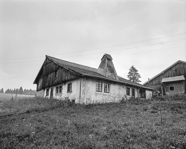 Ferme située au lieu-dit Remonot, cadastrée AC 50 : façades antérieure et latérale droite. © Dominique Humbert / Région Bourgogne-Franche-Comté, Inventaire du patrimoine - 1976