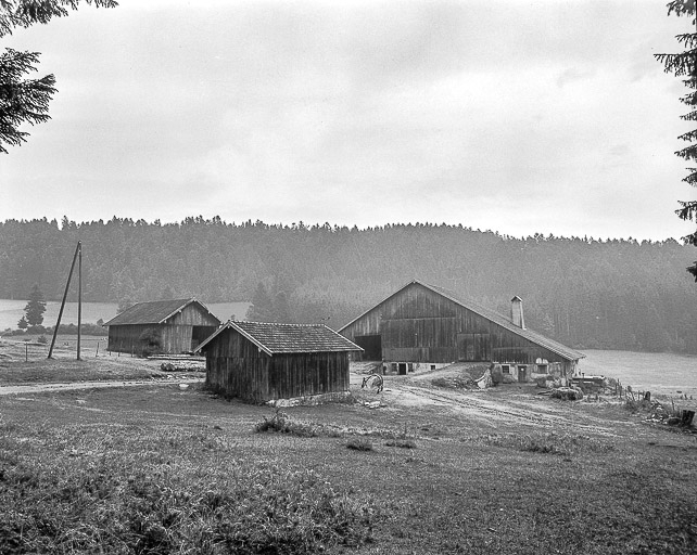 Ferme située au lieu-dit la Fontaine du Plane, cadastrée D1 197 : vue d'ensemble. © Dominique Humbert / Région Bourgogne-Franche-Comté, Inventaire du patrimoine - 1976